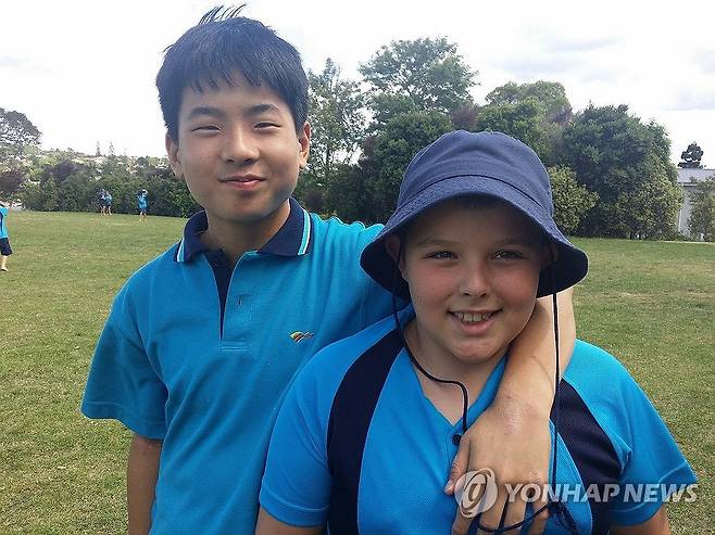 채수근 상병의 어린 시절 (대구=연합뉴스) 고(故) 채수근 상병(왼쪽)이 초등학교 6학년이었던 2015년 뉴질랜드 영어캠프에 참가한 모습. 2025.7.17 [유족 제공.재판매 및 DB금지] psik@yna.co.kr