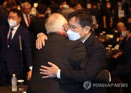 에드윈 퓰너와 포옹하는 이재용 회장  삼성그룹 이재용 회장이 2022년 7월 13일 서울 중구 신라호텔에서 열린 아시안리더십콘퍼런스에서 에드윈 퓰너 헤리티지재단 설립자와 인사하는 모습. [연합뉴스 자료사진]