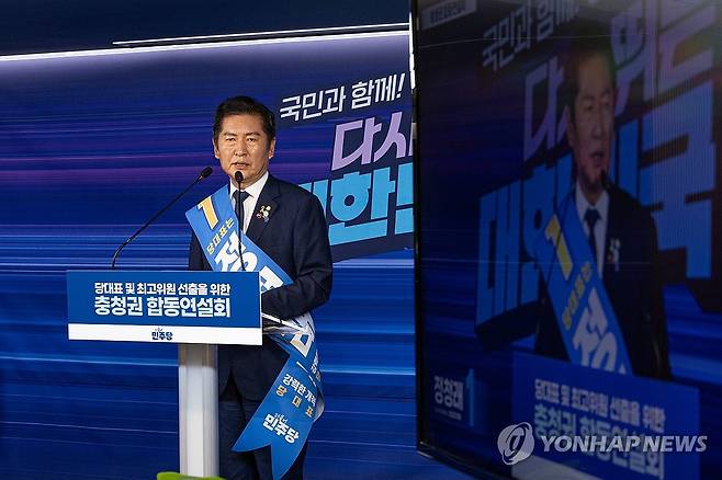 정견발표하는 정청래 후보 (서울=연합뉴스) 더불어민주당 대표 선거에 출마한 정청래 후보가 19일 서울 여의도 당사에서 열린 합동연설회에서 정견을 발표하고 있다. 2025.7.19  [더불어민주당 제공. 재판매 및 DB 금지] photo@yna.co.kr