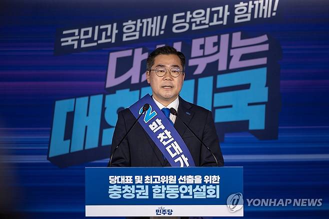정견발표하는 박찬대 후보 (서울=연합뉴스) 더불어민주당 대표 선거에 출마한 박찬대 후보가 19일 서울 여의도 당사에서 열린 합동연설회에서 정견을 발표하고 있다. 2025.7.19  [더불어민주당 제공. 재판매 및 DB 금지] photo@yna.co.kr