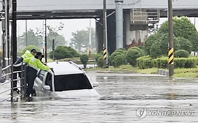 불어 난 태화강에 침수된 차량 (울산=연합뉴스) 19일 오전 울산에 많은 비가 내리면서 태화강 주변 주차장과 산책로 등이 물에 잠겼다. 중구 태화강변 하부도로에서 침수된 차량. 2025.7.19 [독자 제공. 재판매 및 DB 금지] canto@yna.co.kr