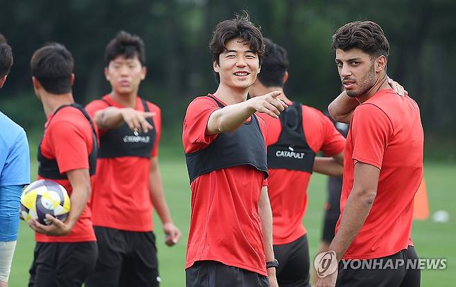 포항서 팀 훈련 나선 기성용 (포항=연합뉴스) 윤관식 기자 = 포항 스틸러스에 입단한 기성용이 4일 경북 포항시 포항스틸러스 송라클럽하우스에서 열린 팀 훈련에 참여하고 있다. 2025.7.4 psik@yna.co.kr