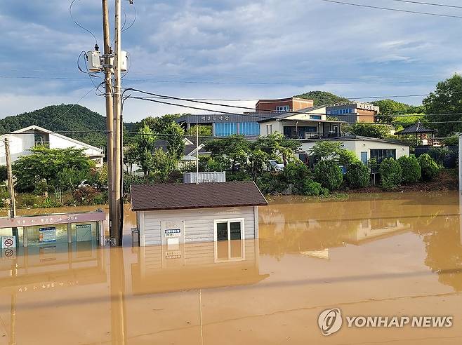 빗물에 잠긴 전남 나주 도로 (나주=연합뉴스) 호우 특보가 이틀째 발효된 18일 오전 전남 나주시 다시면 한 도로가 빗물에 잠겨 있다. 2025.7.18 [독자 제공. 재판매 및 DB 금지] daum@yna.co.kr