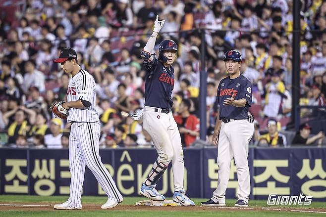 19일 LG전에서 안타를 치고 1루에 나간 롯데 나승엽(가운데) [롯데 자이언츠 제공. 재판매 및 DB 금지]