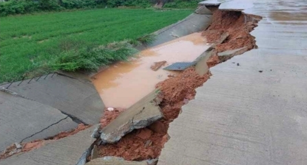 폭우로 인천 옹진군 영흥면 외리 869-8의 한 도로가 무너진 모습. /인천시 제공