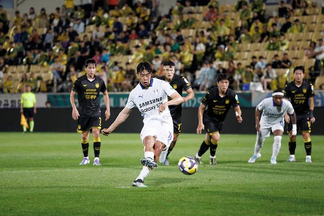19일 전남 광양축구전용경기장서 열린 하나은행 K리그2 2025 21라운드 원정 경기에서 수원 삼성의 김지현이 전남을 상대로 페널티킥을 성공시키고 있다. 사진=한국프로축구연맹