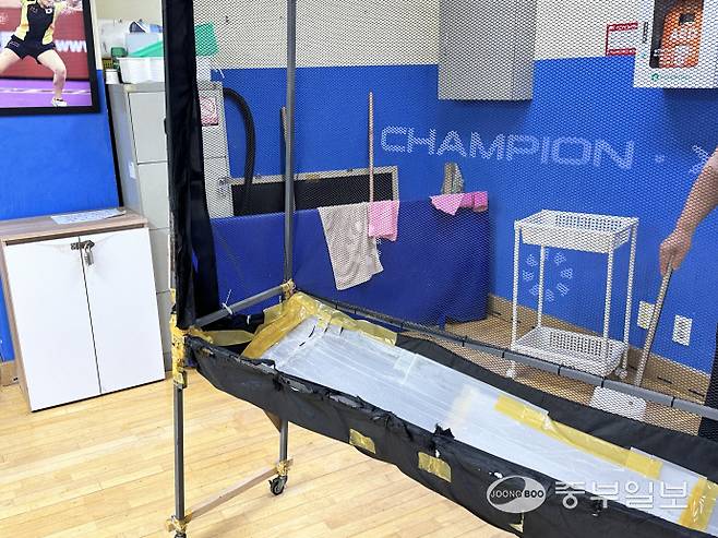 서창동 다목적체육센터 1층 탁구장에서 사용 중인 연습망. 곳곳이 찢어져 테이프로 붙여놨다. 사진=장수빈기자