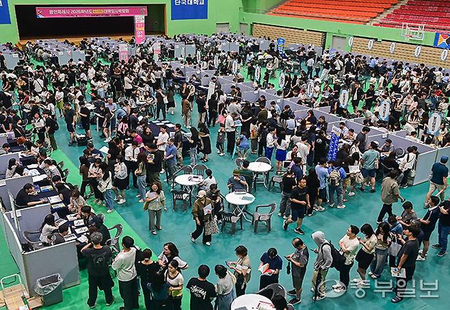 '2026학년도 용인특례시 대학입시박람회'에서 박람회장을 찾은 학생과 학부모들로 인산인해를 이루고 있다. 임채운기자