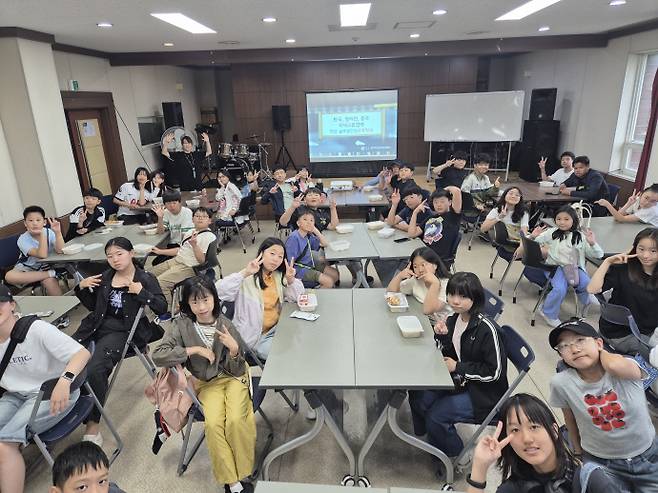 안산해솔초가 경기공유학교 국제교류협력의 일환으로 방한한 필리핀, 중국 학생들과 기념촬영을 하고 있다. 사진=안산교육지원청
