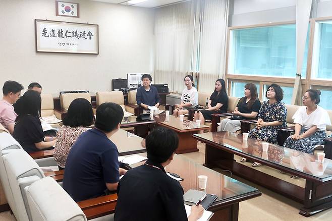 용인 이동·남사 개발 바람을 타고 '처인고' 증축 목소리가 높아지고 있는 가운데 최근 시의회와 용인시,용인교육지원청,학부모 대표들이 처인고 증축에 대한 간담회를 가졌다.<용인시의회 제공>