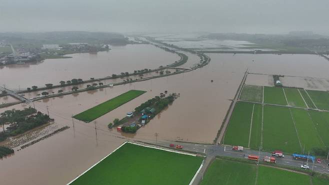 서산지역 집중호우로 인해 침수된 청지천 주변 도로 및 농경지 모습