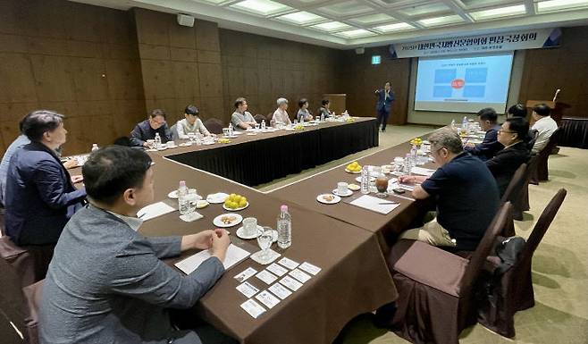 18일 제주 부영호텔에서 2025 대한민국지방신문협의회 편집국장단회의가 열린 가운데, 참석자들이 기념촬영을 갖고 있다. 대신협 공동취재단