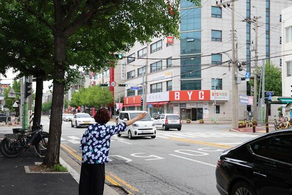 ▲ 18일 청주시 흥덕구 운천동 한 사거리에서 A 씨가 택시를 잡고 있다. 그러나 택시는 예약등을 켠 채 무심히 지나갔다. 사진=송휘헌 기자