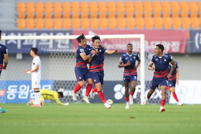 20일 오후 청주종합경기장에서 진행된 '하나은행 K리그2 2025' 21라운드 청주와 천안의 경기는 청주의 2대 1 승리로 마무리됐다. 전반 득점을 터트린 청주 이승재 선수가 기뻐하고 있다. 한국프로축구연맹 제공.