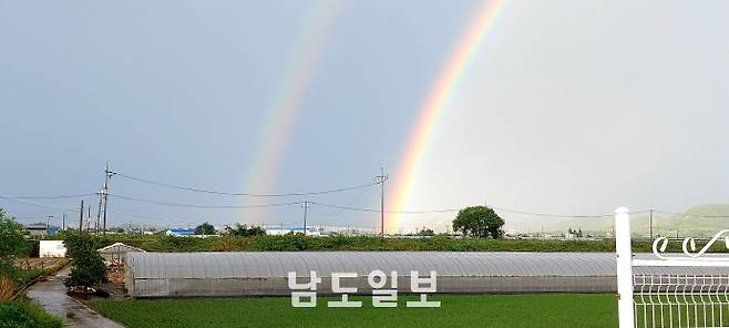 지난 17일부터 광주·전남 지역에 사흘째 폭우가 쏟아지고 있는 가운데 18일 오후 비가 잠시 그친 사이 광주시 상공에 쌍무지개가 떠올랐다. /김명식 기자 msk@namdonews.com
