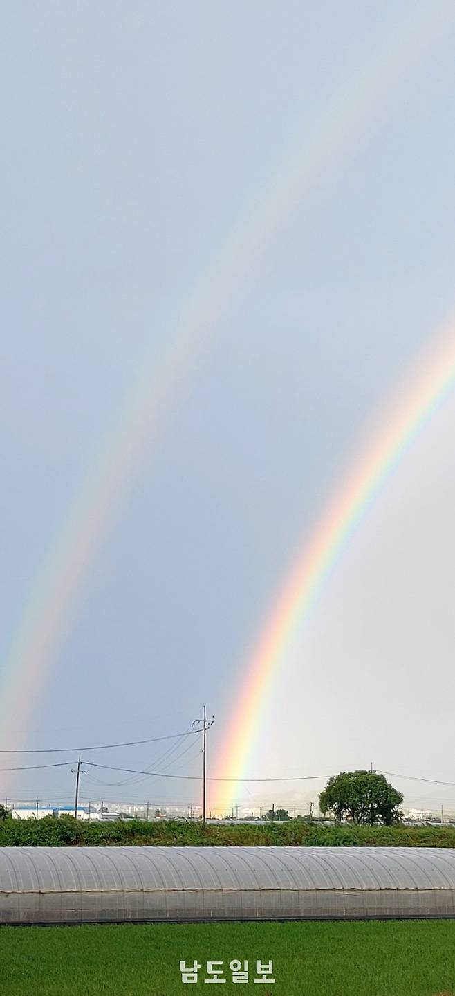 지난 17일부터 광주·전남 지역에 사흘째 폭우가 쏟아지고 있는 가운데 18일 오후 비가 잠시 그친 사이 광주시 상공에 쌍무지개가 떠올랐다. /김명식 기자 msk@namdonews.com