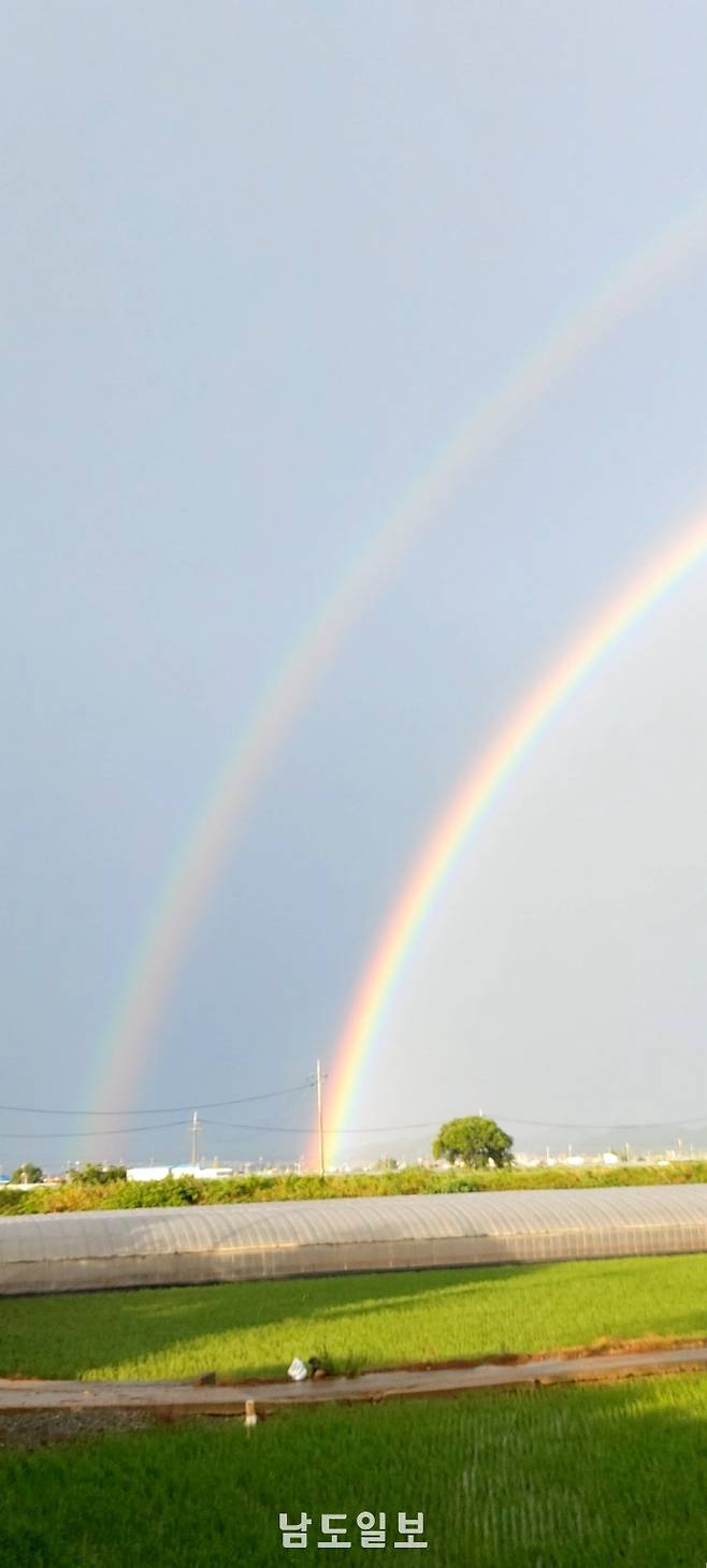 지난 17일부터 광주·전남 지역에 사흘째 폭우가 쏟아지고 있는 가운데 18일 오후 비가 잠시 그친 사이 광주시 상공에 쌍무지개가 떠올라 시민들의 눈길을 사로잡았다. 무지개는 동서양을 막론하고 행복과 행운의 상징으로 여겨진다. /김명식 기자 msk@namdonews.com