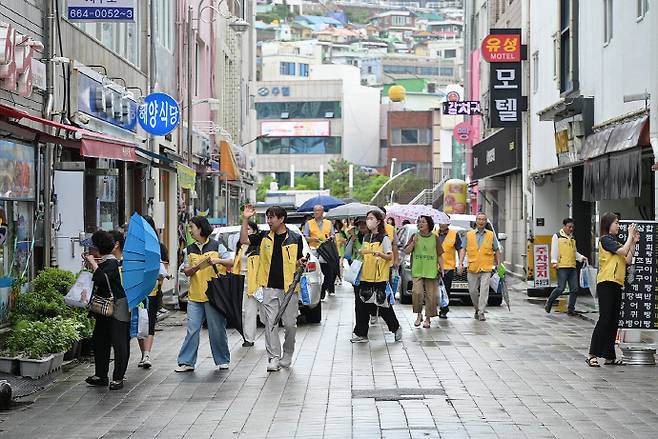 최근 한 유튜버가 전남 여수의 한 음식점에서 1인 손님에 대한 불친절 응대를 겪은 사실이 알려지면서 논란이 일고 있는 가운데, 여수시가 지난 18일 중앙동 이순신광장에서 '음식점 친절서비스 캠페인'을 전개하는 등 뒤늦은 대응에 나섰다. /여수시 제공