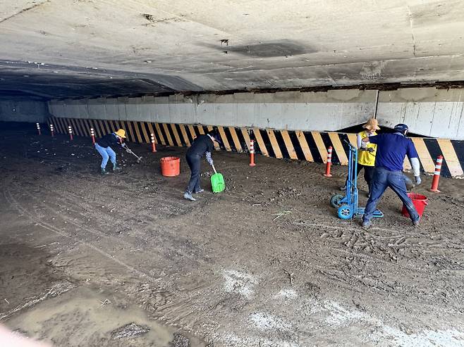 20일 오후 2시께 서구 양동복개시장. 언제 비가 왔냐는 듯 하늘이 맑게 갠 가운데, 시장 정기 휴일을 맞은 이날 지하주차장에선 수해 복구 작업이 한창이었다. /임지섭 기자 ljs@namdonews.com