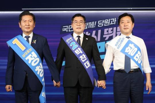 민주당 영남권 합동연설회더불어민주당 정청래·박찬대(가운데) 당대표 후보, 황명선 최고위원 후보(오른쪽)가 20일 서울 여의도 당사에서 열린 8·2 전당대회 순회 경선 영남권 합동연설회에서 손을 잡고 인사하고 있다./연합뉴스