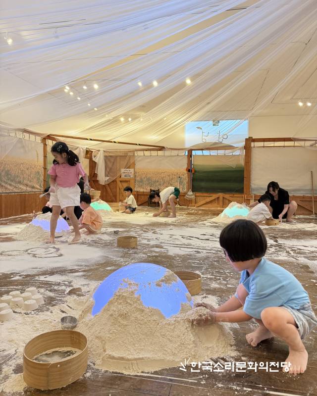 가루나무모래흙 전시 체험 사진/사진=한국소리문화의전당