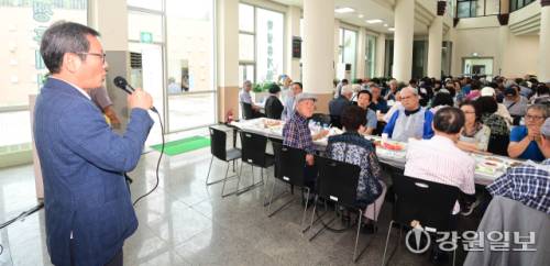 김홍규 강릉시장이 절기상 초복인 20일 강릉영동대에서 열린 지역어르신 건강기원 오찬 행사에서 어르신들과 봉사자들을 격려했다. 이날 행사는 봉사단체인 ‘십시일반(회장: 변낙선)’ 과 예비사회적기업 숲과 함께, 강릉영동대 등이 주최 주관해 올해 두 번째로 지역어르신들에게 삼계탕을 대접했다. 강릉=권태명기자