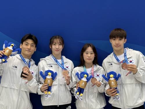 ◇강원도청 소속 다이빙 유망주 김나현(왼쪽 2번째)이 세계무대에서 값진 메달을 목에 걸었다. 사진=대한수영연맹 제공