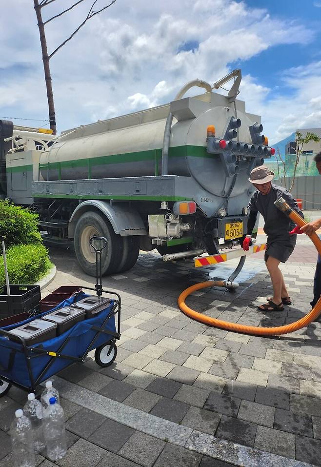 송수관로 파손에 따른 긴급복구로 단수가 된 울주군 삼남읍 소재 아파트에 급수차가 20일 지원 중인 장면. 울산시 제공