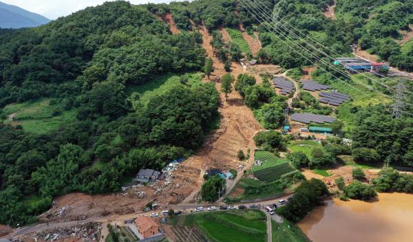 20일 오후 산청군 산청읍 부리 내부마을이 전날 내린 폭우와 산사태로 원래 형태를 알아볼 수 없을 정도로 파괴돼 있다. 연합뉴스