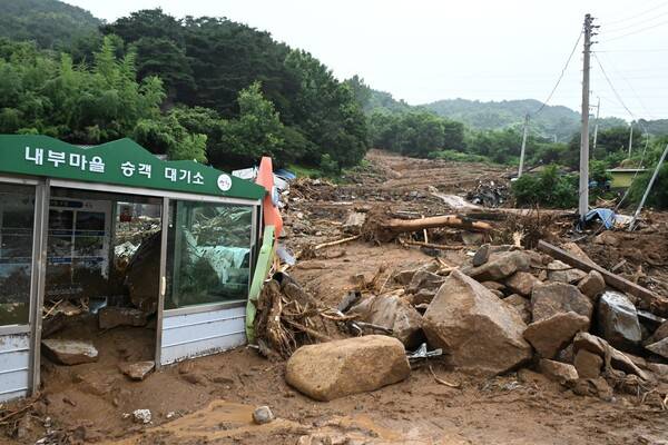 20일 토사가 밀려 내려와 피해가 발생한 산청군 산청읍 내부마을 모습. /김구연 기자