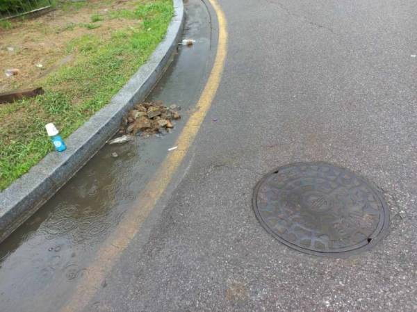 &nbsp;2023년 5월 18일 김해시 주촌면 오수관 준설작업 현장이 보이는 곳에 사망 노동자를 추모하는 소주병과 종이컵이 놓여있다. /민주노총 경남지역본부