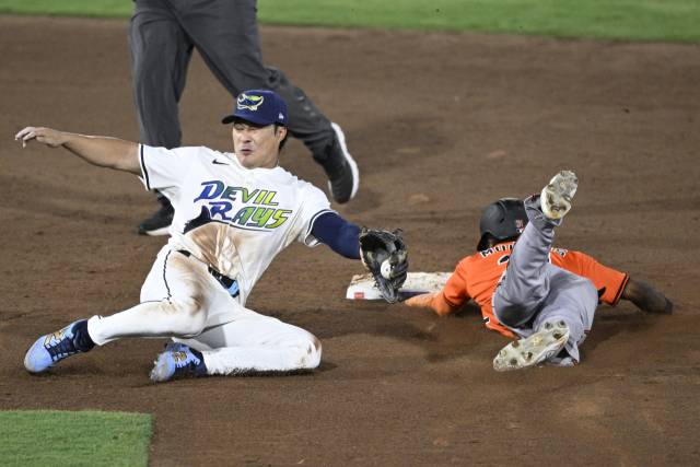 탬파베이 레이스의 김하성이 20일 미국 플로리다주 탬파에서 열린 2025 MLB 볼티모어 오리올스와의 경기 때 유격수 수비 도중 2루 도루를 막으려던 포수의 송구를 잡아내고 있다. 연합뉴스