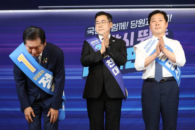 더불어민주당 정청래 당대표 후보가 20일 서울 여의도 당사에서 열린 8·2 전당대회 순회 경선 영남권 합동연설회에서 인사하고 있다. 왼쪽부터 정청래 당대표 후보, 박찬대 당대표 후보, 황명선 최고위원 후보. 연합뉴스