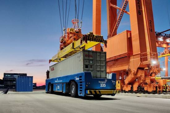 현대로템이 동원글로벌터미널부산(Dongwon Global Terminal Busan, 이하 DGT)으로부터 수주한 항만 무인이송장비(사진)를 부산 신항 7부두에 공급하게 된다.