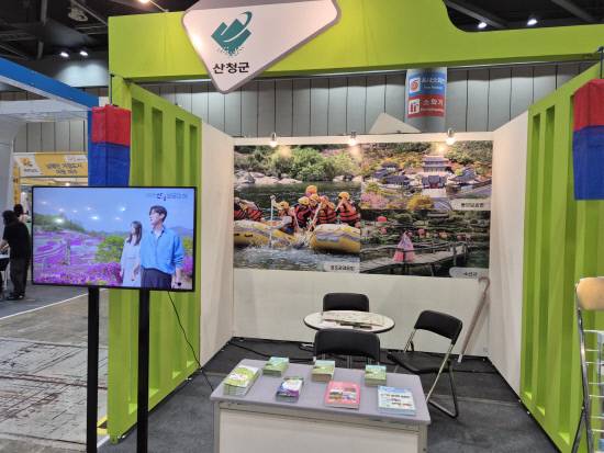 산청군 경호강 래프팅, 무한도전 레포츠의 백미랍니다. 산청군 경호강 래프팅, 급류를 만나 비명을 지르기도 하고, 함께 노를 저으며 깔깔 웃다 보니 낙원이 바로 경호강 래프팅입니다. 올 여름 산청 어떼요!