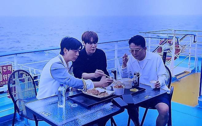 크루즈 선상에서 음식을 즐기는 신홍여행 리허설 팀. /SBS-TV캡쳐