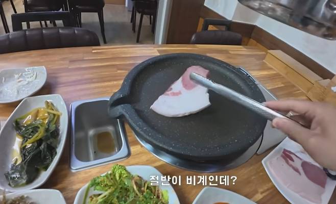 절반이 비계인 삼겹살을 공개한 유투버 영상. /유튜브 ‘꾸준 kkujun’ 캡쳐