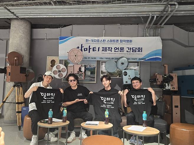 지난 6월 27일 제7회 예천국제스마트폰영화제 개막작 ‘알마티’ 제작진들이 언론사들과 간담회 후 홍보촬영을 하고 있다. /예천군 제공