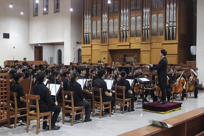 순심교육재단 산하 4개교(순심고·순심중·순심여고·순심여중) 재학생으로 구성된 ‘순심 베네딕도 오케스트라’가 연주를 하고 있다./칠곡교육지원청 제공