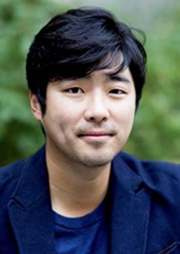 이병철 문학평론가이자 시인. 낚시와 야구 등 활동적인 스포츠도 좋아하며, 대학에서 학생들을 가르치고 있다.