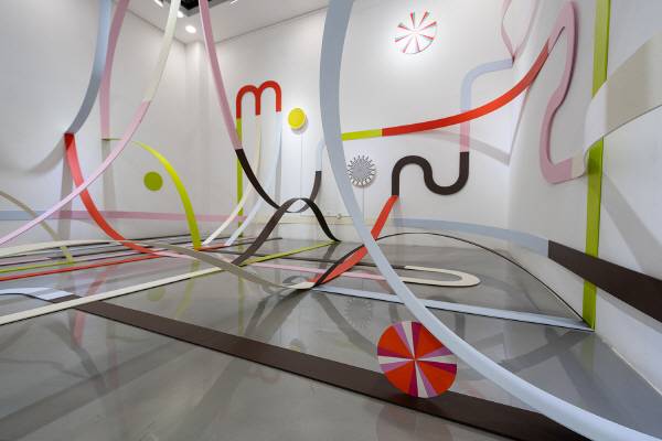 롤러코스터, 2025, 나무에 수성 페인트, 모터, 포맥스에 시트지, 가변크기