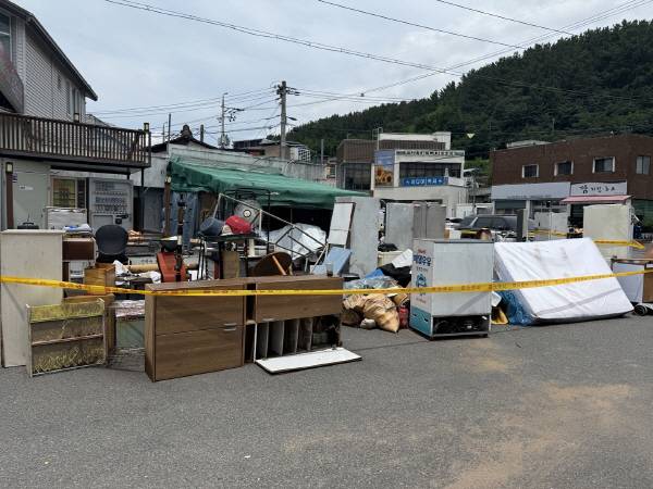 20일 오후 대구 북구 노곡동 일대 침수 피해로 인해 가구와 가재도구들이 쌓여있는 모습. 이유경 기자