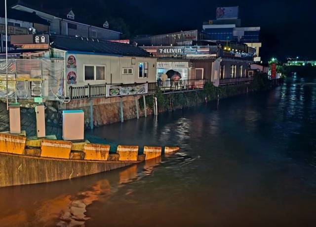 지난 17일 밤 만조와 겹쳐 수위가 상승한 화개천./하동군/