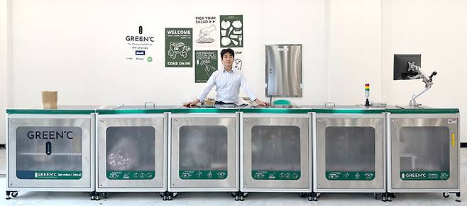 <주>BPK 송성혁 대표가 자사가 개발한 모듈형 조리로봇 '레고로(LEGORO)' 기능에 대해 설명하고 있다. <비피케이 제공>