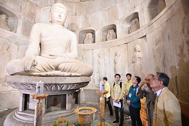 허민 국가유산청장(오른쪽)이 19일 경주 석굴암을 방문해 호우로 진입로 사면 일부가 유실된 피해 현황을 점검한 뒤, 본존불의 보존상태를 확인하고 있다. 국가유산청 제공