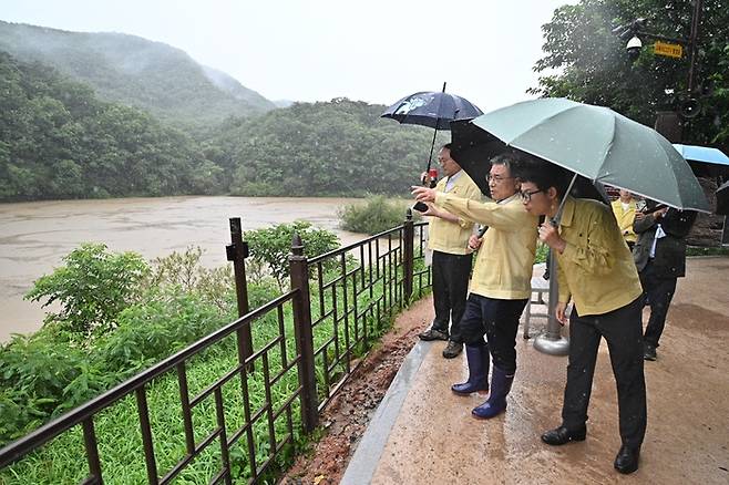 허민 국가유산청장(가운데)이 19일 울산 울주군 소재 울주 대곡리 반구대 암각화를 방문해 호우 속 암각화의 안전상태를 관계자들과 점검하고 있다. 국가유산청 제공