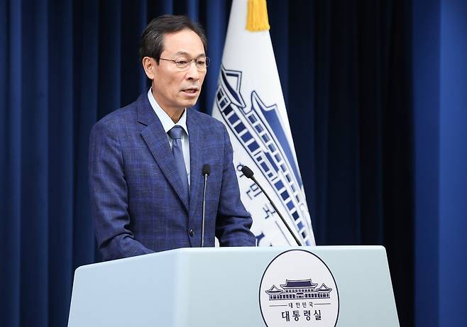 우상호 정무수석이 20일 서울 용산구 대통령실 청사에서 이진숙 교육부 장관 후보자 지명 철회 관련 브리핑을 하고 있다.(사진/뉴스1)