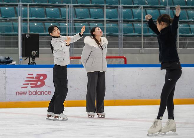 2023 플레이윈터 아카데미에서 참가자들을 지도하는 김연아(왼쪽)와 김해진.(사진=올댓스포츠 제공)