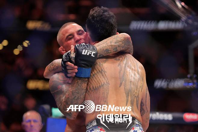 더스틴 포이리에가 자신의 은퇴 경기를 마친 뒤 맥스 할로웨이와 뜨거운 포옹을 나누고 있다. 사진=AFPBBNews