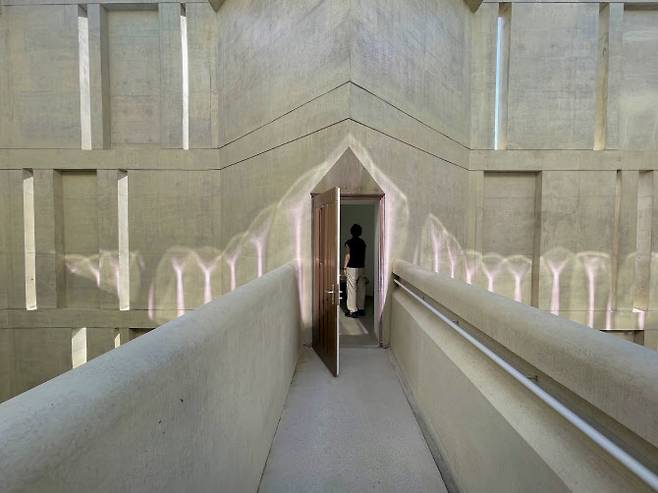 성 베네딕도회 왜관수도원 문화영성센터 내부의 기도소로 가는 계단 (사진=한국관광공사)